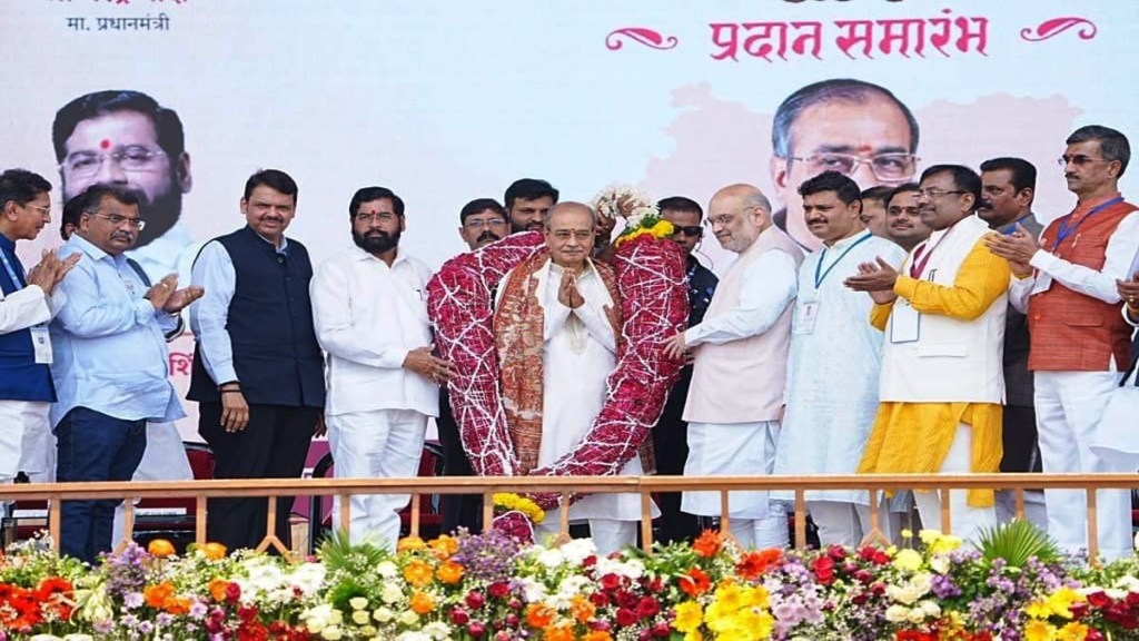 The Maharashtra Bhushan award being conferred on Appasaheb Dharmadhikari by Union Home Minister Amit Shah.